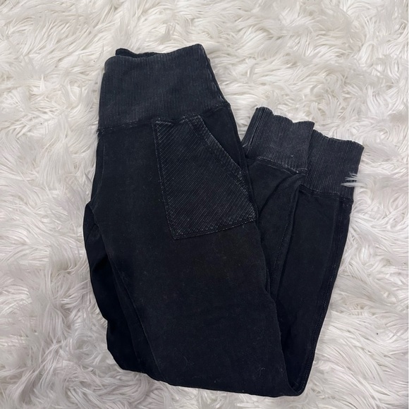 Black Leggings With Pockets - Picture 1 of 4